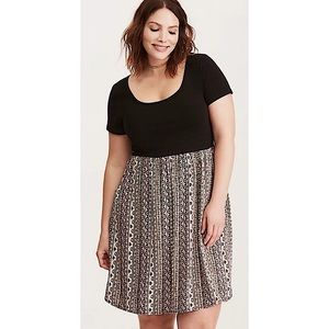 Torrid size 3 knit to woven boarder print dress with pockets